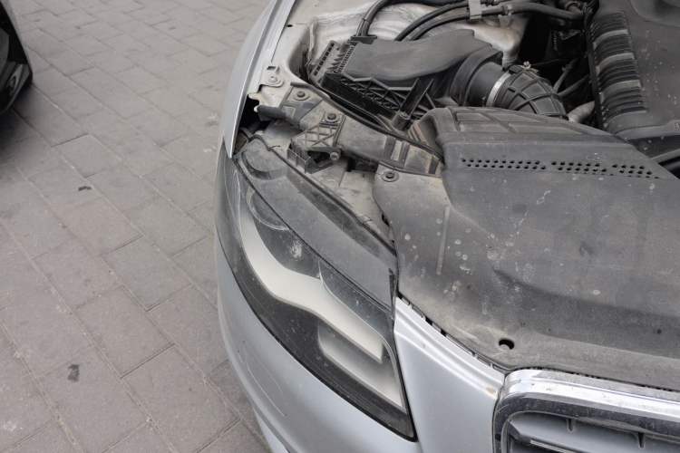 Used Audi A4L 2010 2.0 TFSI Sport Edition Engine Bay Right