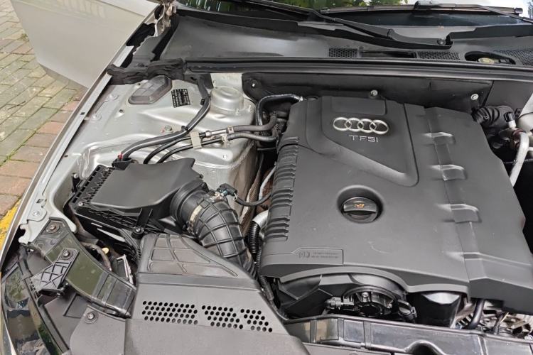 Used Audi A4L 2010 2.0 TFSI Technology Edition Engine Bay Right