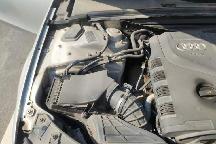 Used Audi A4L 2010 2.0 TFSI Sport Edition Engine Bay Right