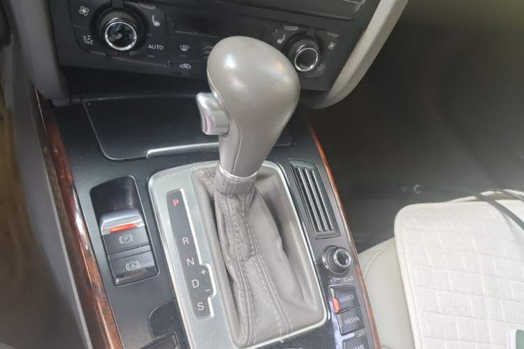 Used Audi A4L 2010 2.0 TFSI Technology Edition Gear Lever