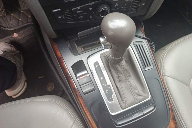 Used Audi A4L 2010 2.0 TFSI Technology Edition Gear Lever