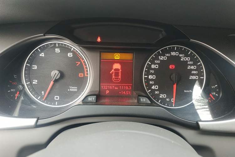 Used Audi A4L 2010 2.0 TFSI Standard Edition Odometer Close Up