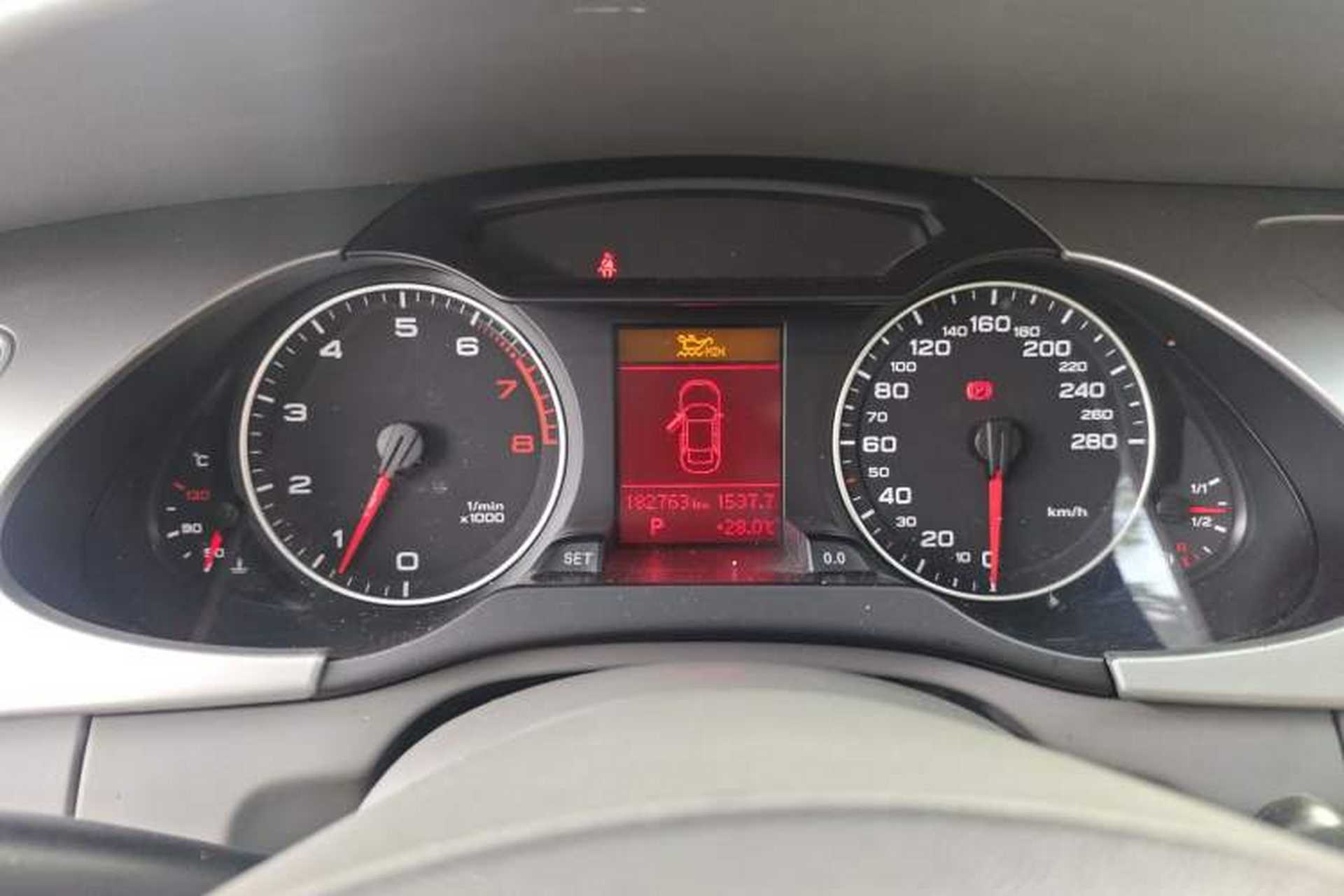 Used Audi A4L 2010 2.0 TFSI Comfort Edition Odometer Close Up