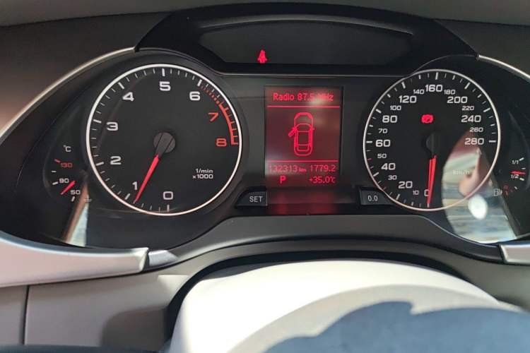 Used Audi A4L 2010 2.0 TFSI Comfort Edition Odometer Close Up