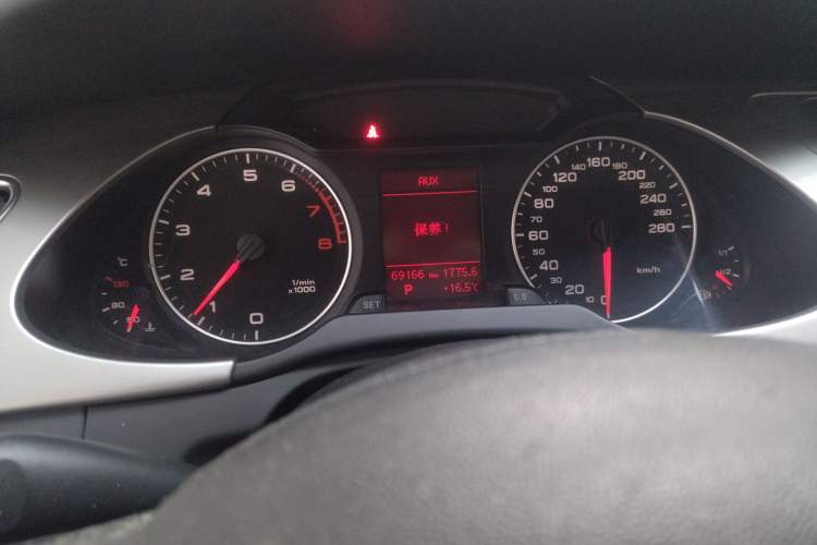 Used Audi A4L 2010 2.0 TFSI Standard Edition Odometer Close Up