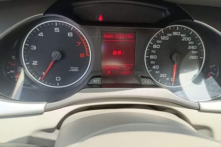 Used Audi A4L 2010 2.0 TFSI Standard Edition Odometer Close Up