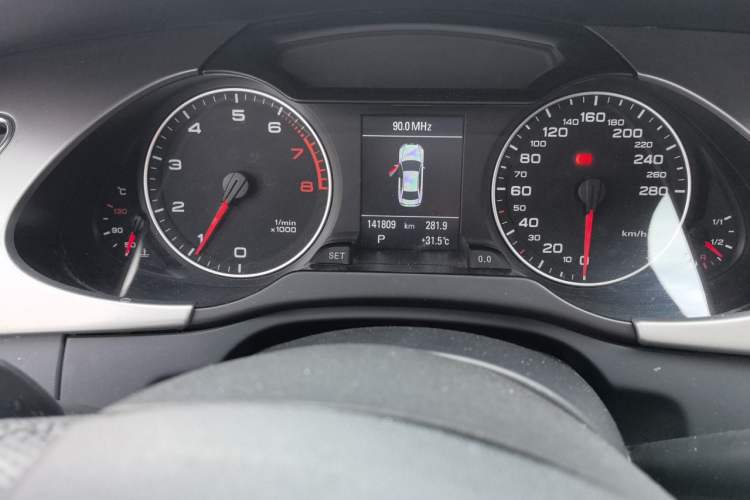 Used Audi A4L 2010 2.0 TFSI Sport Edition Odometer Close Up