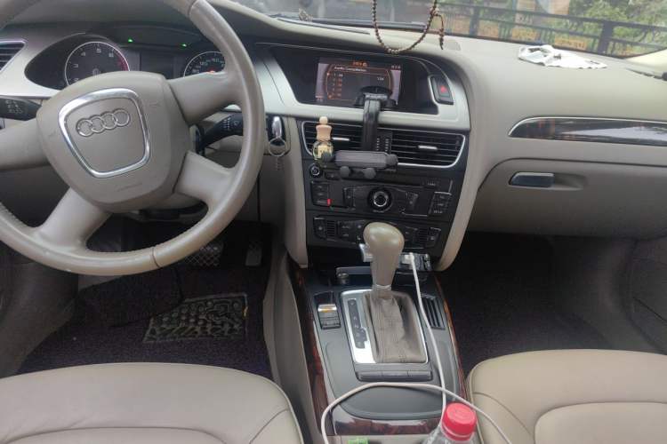 Used Audi A4L 2010 2.0 TFSI Comfort Edition Center Console