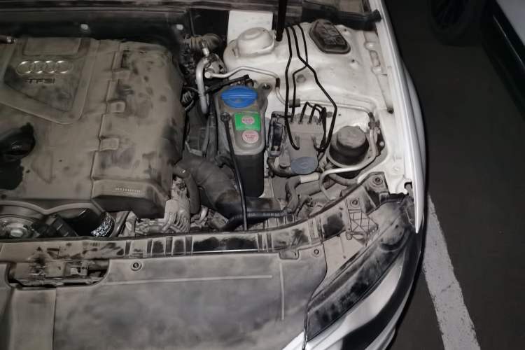 Used Audi A4L 2010 2.0 TFSI Standard Edition Engine Bay Left