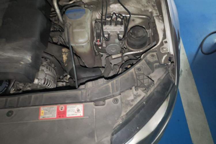 Used Audi A4L 2010 2.0 TFSI Standard Edition Engine Bay Left