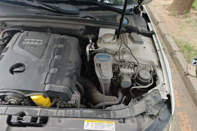 Used Audi A4L 2010 2.0 TFSI Technology Edition Engine Bay Left