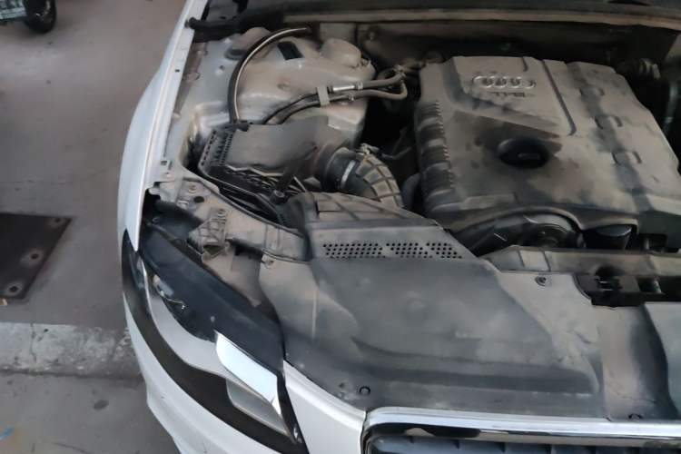 Used Audi A4L 2010 2.0 TFSI Technology Edition Engine Bay Right