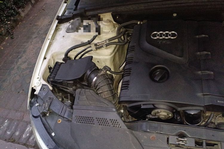 Used Audi A4L 2010 1.8 TFSI Comfort Model Engine Bay Right