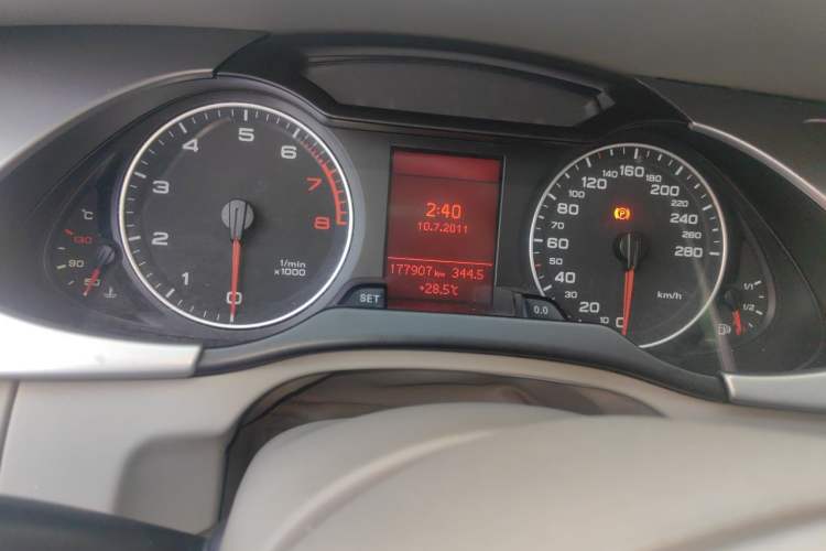 Used Audi A4L 2010 2.0 TFSI Comfort Edition Odometer Close Up