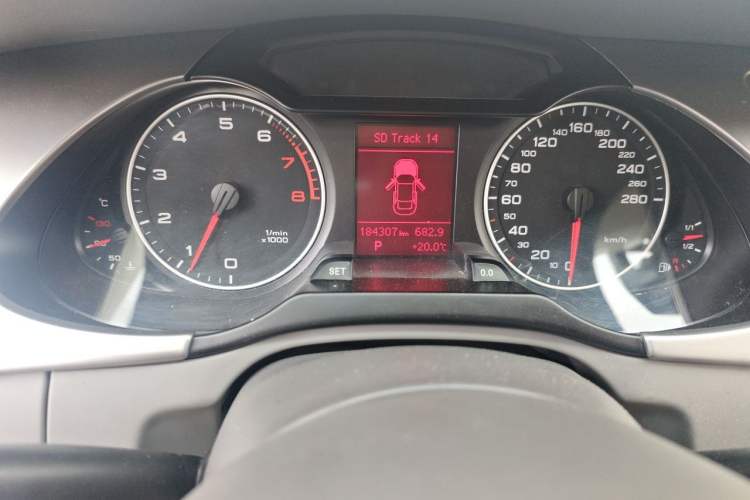 Used Audi A4L 2010 2.0 TFSI Comfort Edition Odometer Close Up