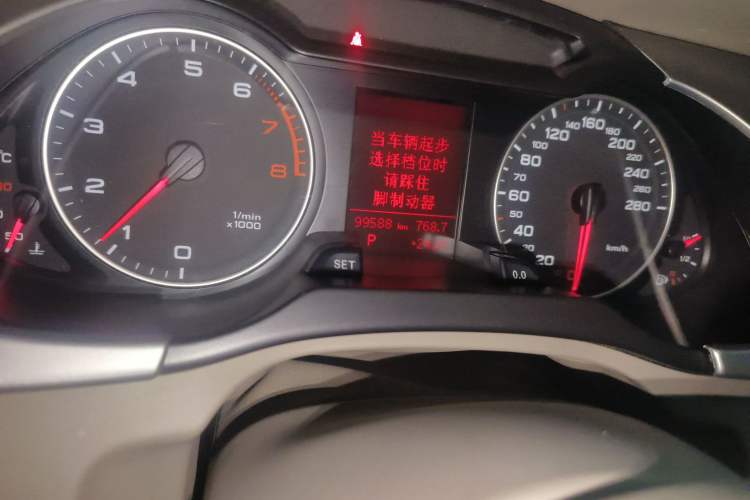Used Audi A4L 2010 2.0 TFSI Comfort Edition Odometer Close Up