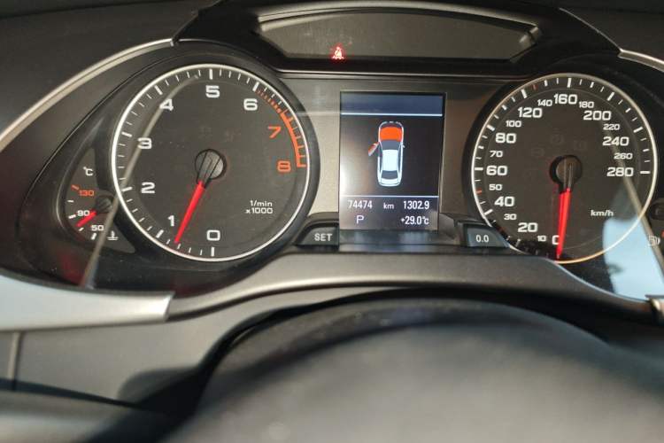 Used Audi A4L 2010 2.0 TFSI Technology Edition Odometer Close Up