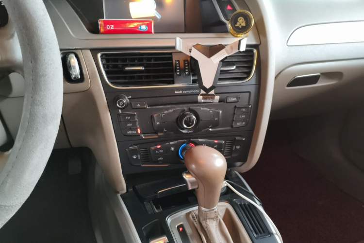 Used Audi A4L 2011 2.0 TFSI Standard Model Audio And AC Panel