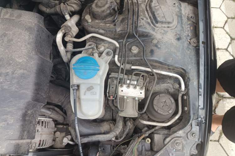 Used Audi A4L 2011 2.0 TFSI Comfort Model Engine Bay Left