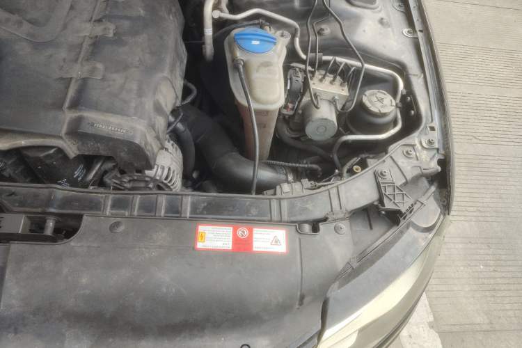 Used Audi A4L 2011 2.0 TFSI Comfort Model Engine Bay Left