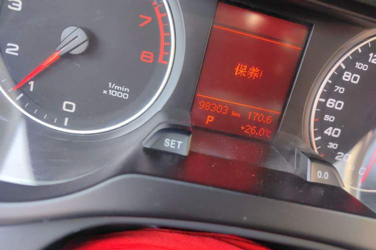 Used Audi A4L 2011 2.0 TFSI Standard Model Odometer Close Up