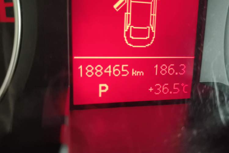 Used Audi A4L 2011 2.0 TFSI Standard Model Odometer Close Up