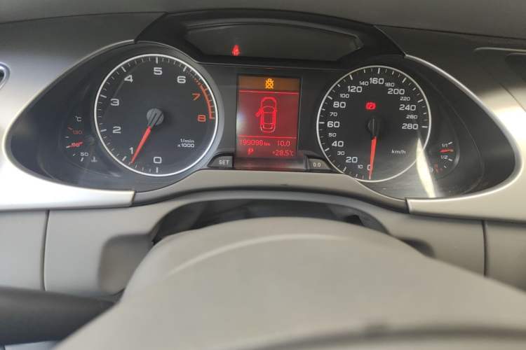 Used Audi A4L 2011 2.0 TFSI Standard Model Odometer Close Up