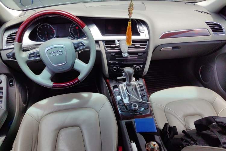 Used Audi A4L 2011 2.0 TFSI Luxury Model Center Console