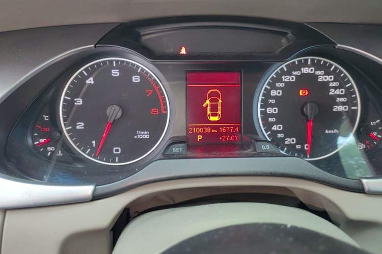 Used Audi A4L 2011 2.0 TFSI Standard Model Odometer Close Up