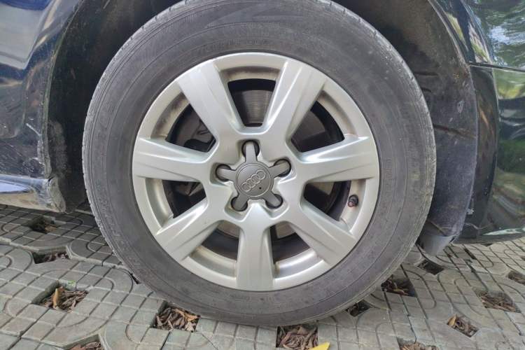 Used Audi A4L 2011 2.0 TFSI Standard Model Right Front Wheel Hub