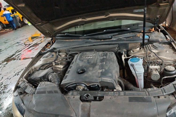 Used Audi A4L 2011 2.0 TFSI Standard Model Engine Bay