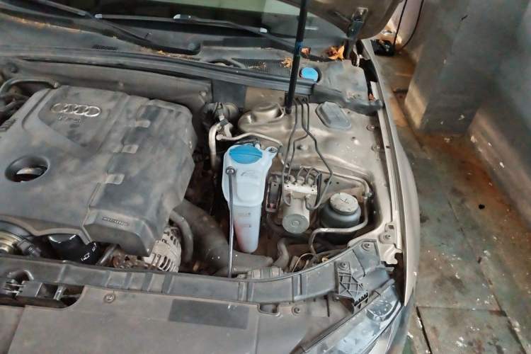 Used Audi A4L 2011 2.0 TFSI Standard Model Engine Bay Left