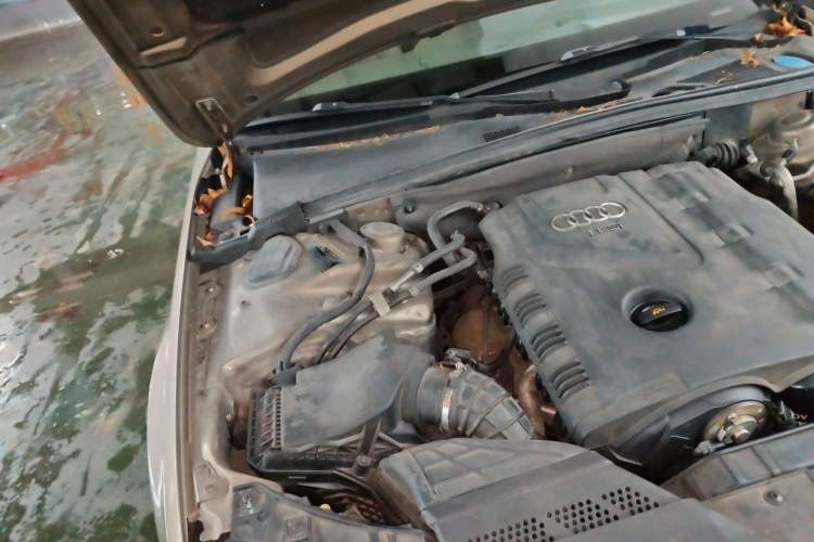 Used Audi A4L 2011 2.0 TFSI Standard Model Engine Bay Right