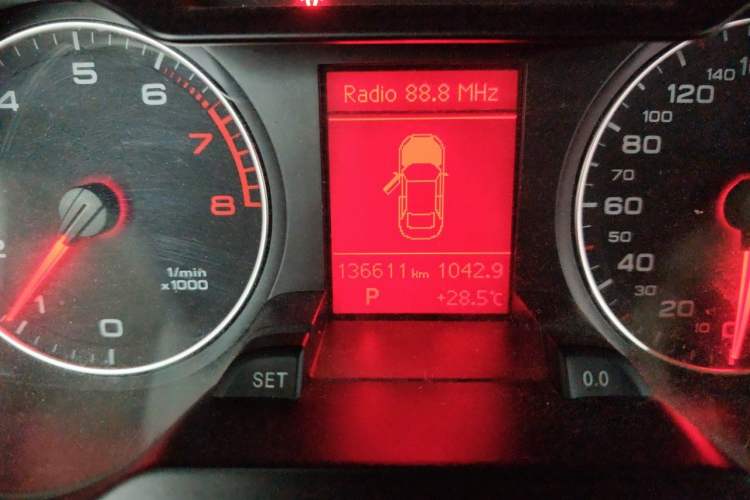 Used Audi A4L 2011 2.0 TFSI Standard Model Odometer Close Up