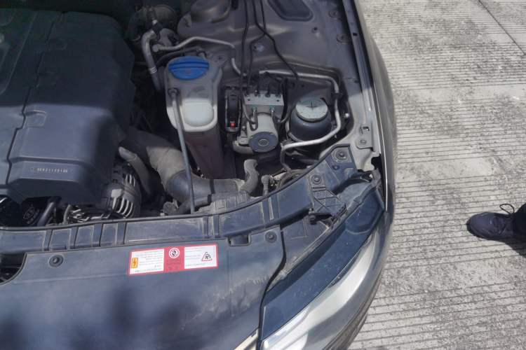 Used Audi A4L 2011 2.0 TFSI Comfort Model Engine Bay Left