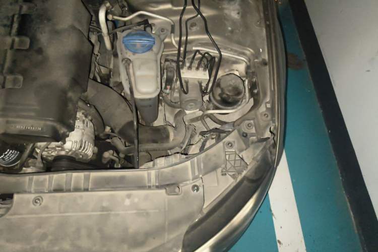 Used Audi A4L 2011 2.0 TFSI Comfort Model Engine Bay Left