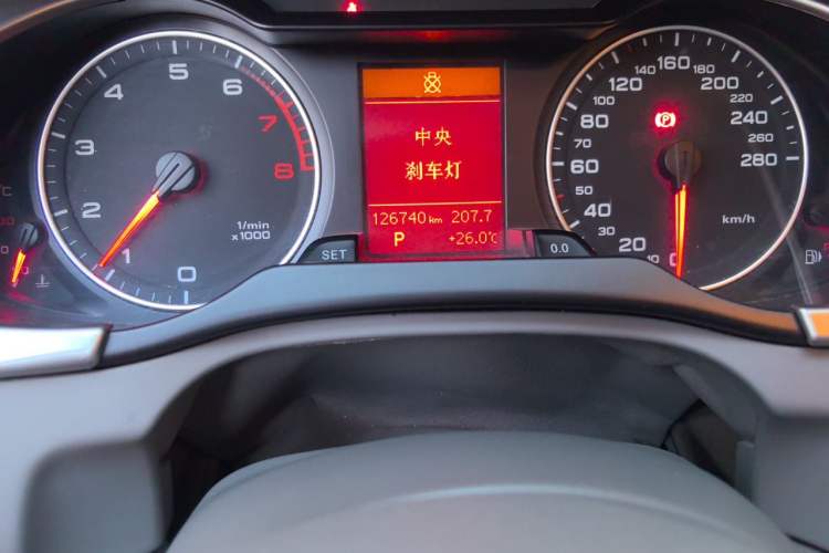 Used Audi A4L 2011 2.0 TFSI Standard Model Odometer Close Up