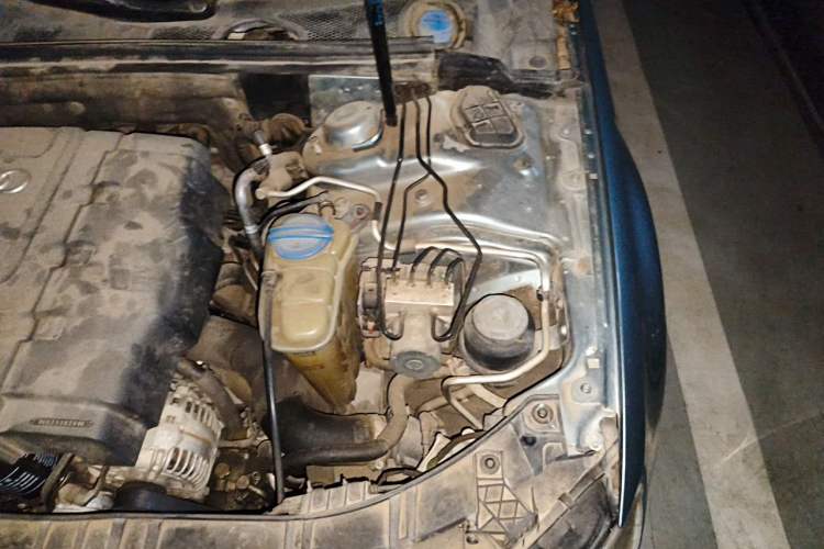 Used Audi A4L 2011 2.0 TFSI Standard Model Engine Bay Left