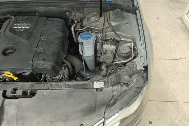 Used Audi A4L 2011 2.0 TFSI Comfort Model Engine Bay Left