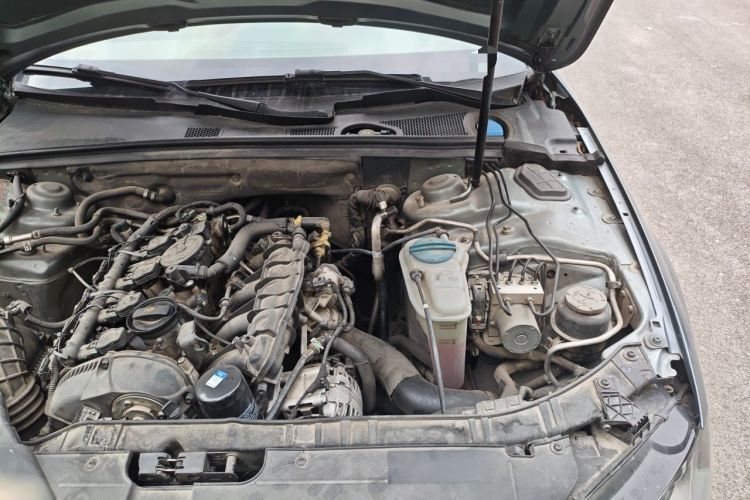 Used Audi A4L 2011 2.0 TFSI Comfort Model Engine Bay Left