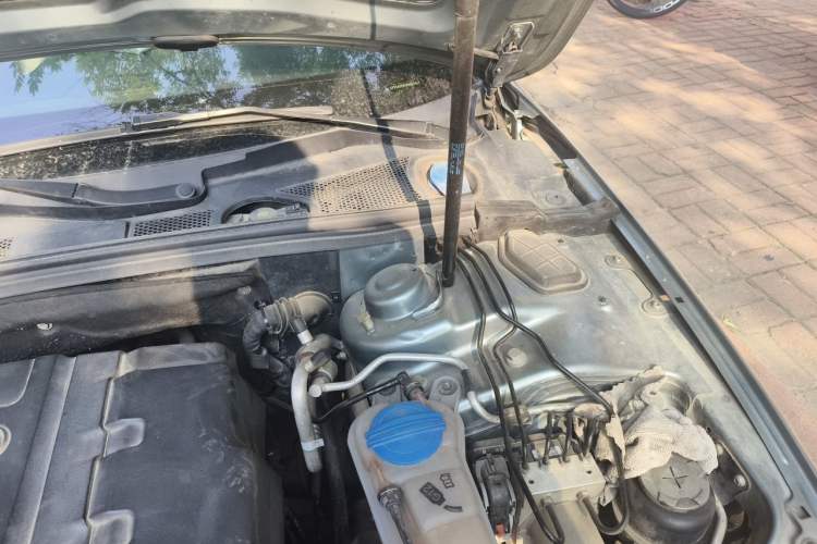 Used Audi A4L 2011 2.0 TFSI Comfort Model Engine Bay Left
