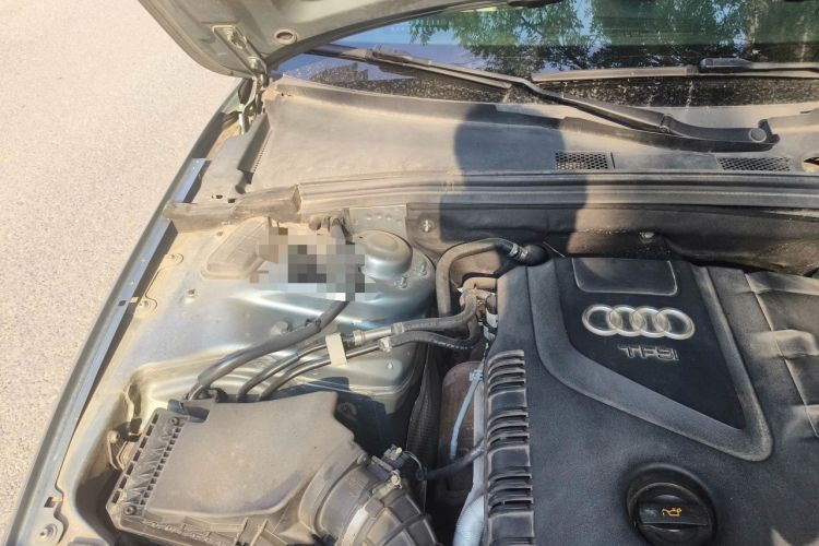Used Audi A4L 2011 2.0 TFSI Comfort Model Engine Bay Right