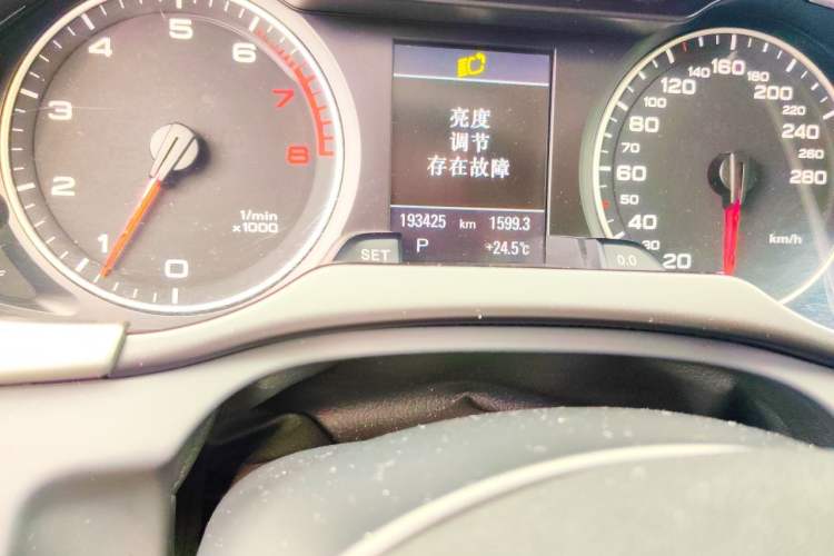 Used Audi A4L 2011 2.0 TFSI Sport Edition Odometer Close Up