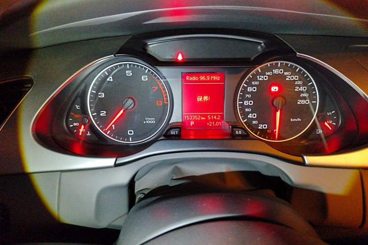 Used Audi A4L 2011 2.0 TFSI Standard Model Odometer Close Up