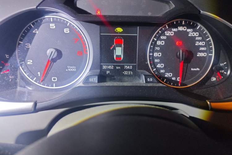 Used Audi A4L 2011 2.0 TFSI Technology Edition Odometer Close Up