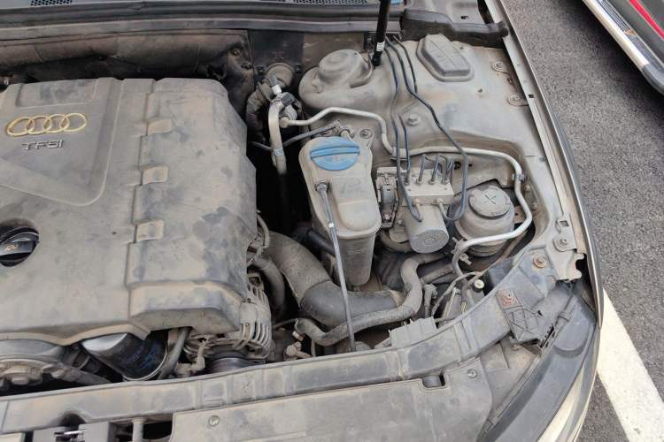 Used Audi A4L 2011 2.0 TFSI Standard Model Engine Bay Left