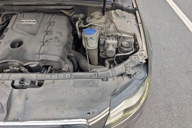 Used Audi A4L 2011 2.0 TFSI Standard Model Engine Bay Left