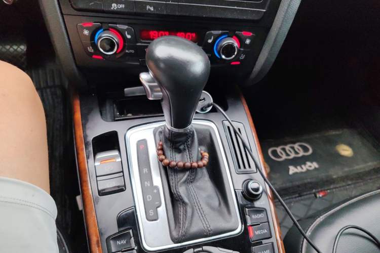 Used Audi A4L 2011 2.0 TFSI Technology Edition Gear Lever