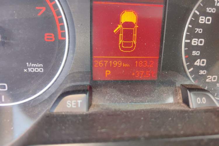 Used Audi A4L 2011 2.0 TFSI Standard Model Odometer Close Up