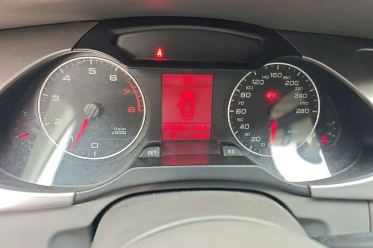 Used Audi A4L 2011 2.0 TFSI Standard Model Odometer Close Up